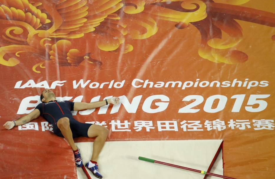 Pechino 2015, Mondiali di atletica: il francese Renaud Lavillenie si concede un momento di relax dopo il salto in alto. (Reuters)